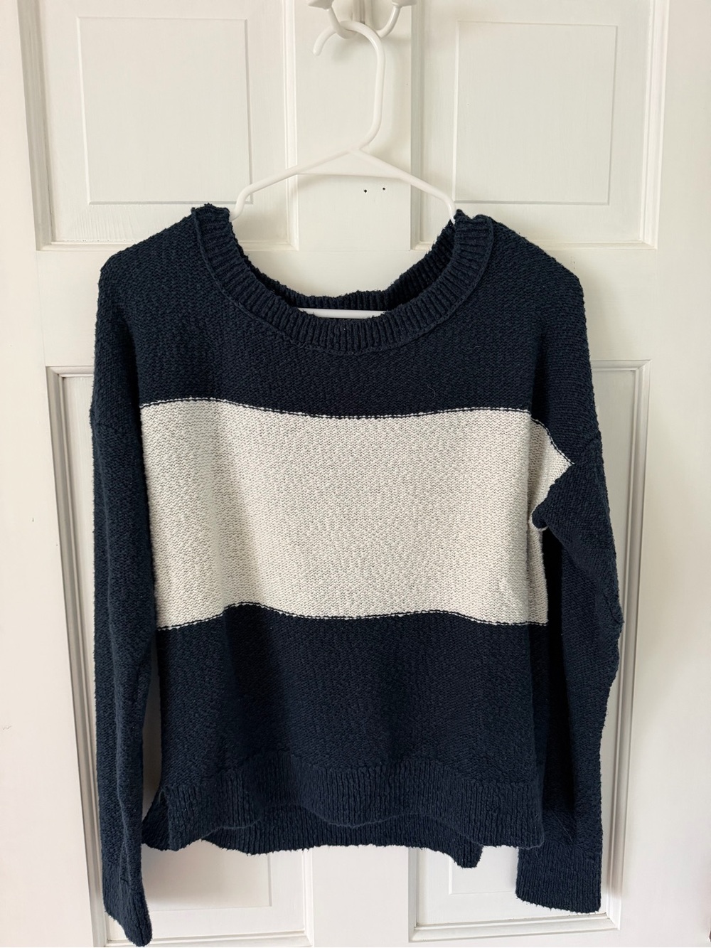 Scoopneck Women’s Sweater in Navy and White